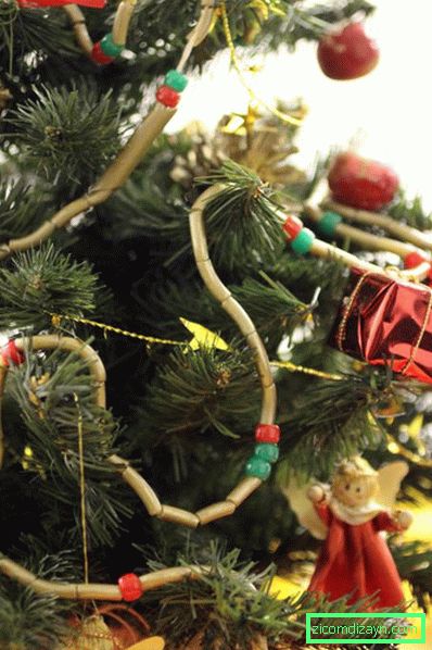 Garland makaronov na božični drevesu