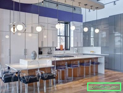 čudovite kuhinjske zasnove-navdiha-bele sive-sijajne kuhinjske omare-visokokakovostne kuhinjske omare-elegantne-obesne svetilke-prosojne barske blazine-črne barske stole-sedežnice-laminat- leseni sijaj-floori